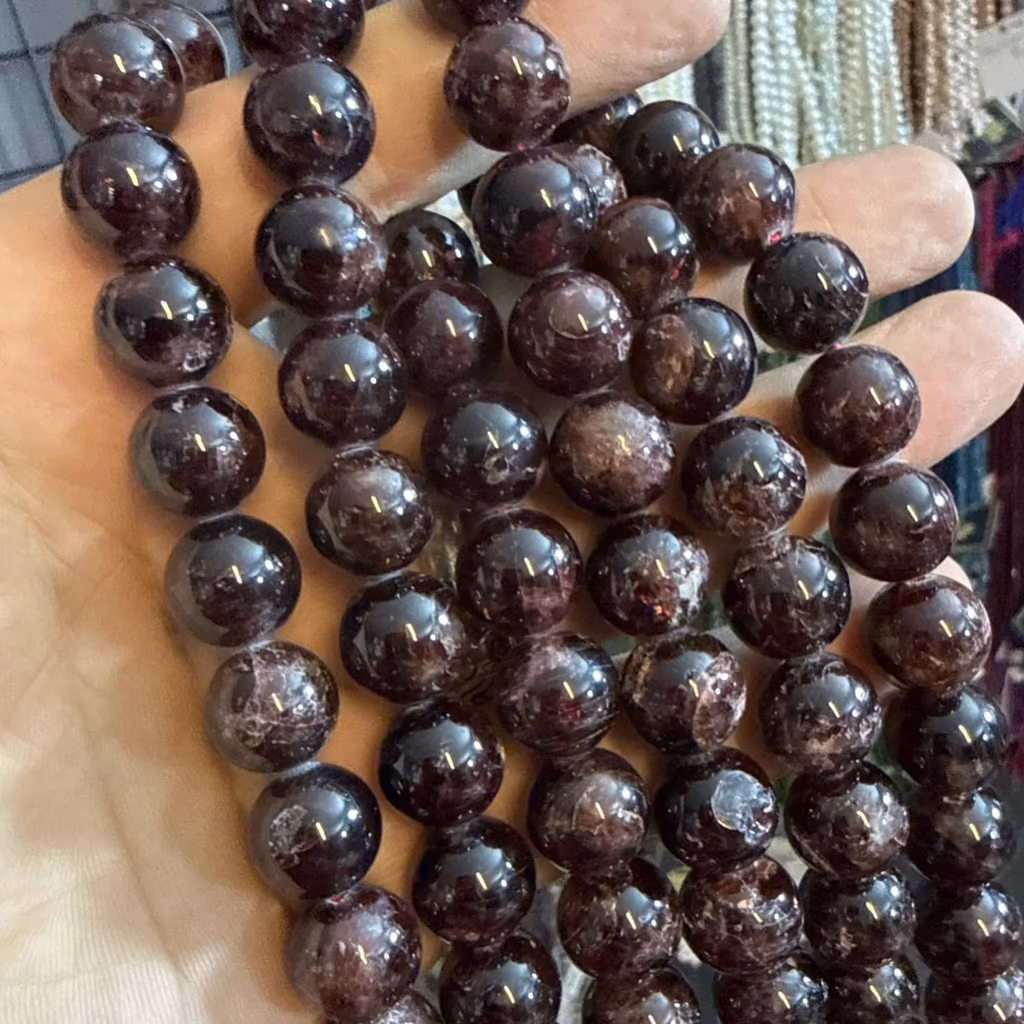 Garnet Dizi 12 mm İncele ve Satın Al Garnet Dizi 12 mm - Orijinal Doğal Taş ve Şifa Kristali Görsel 1