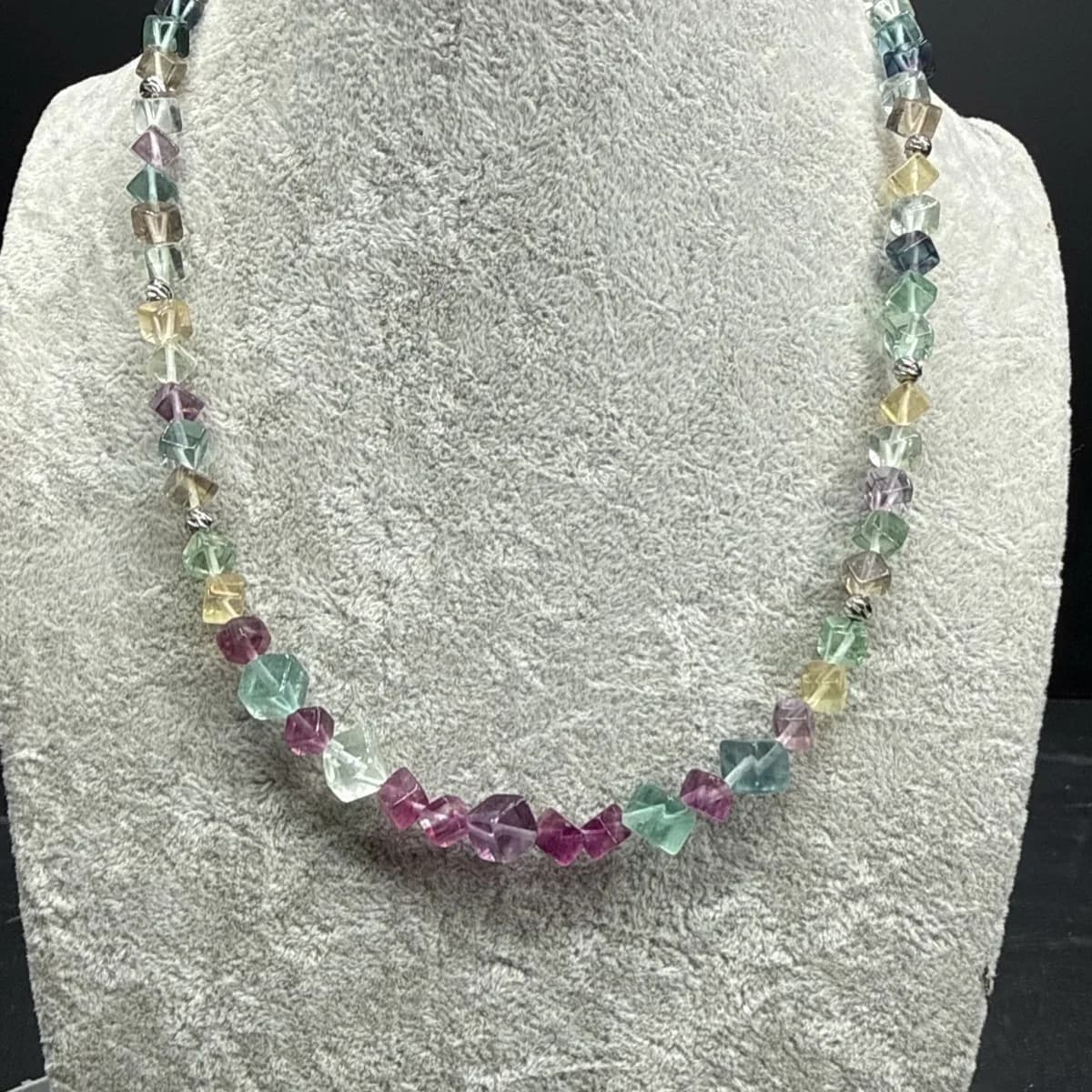 Florit Kolye Küp 6x4 mm - Orijinal Şifalı Kristal - Görsel 1