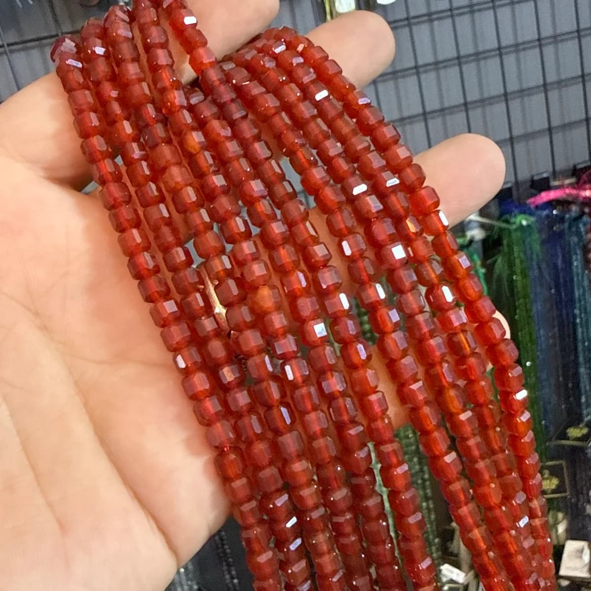 Kırmızı Akik Küp Dizi 4 mm Orijinal Kristal Detay Görseli 3