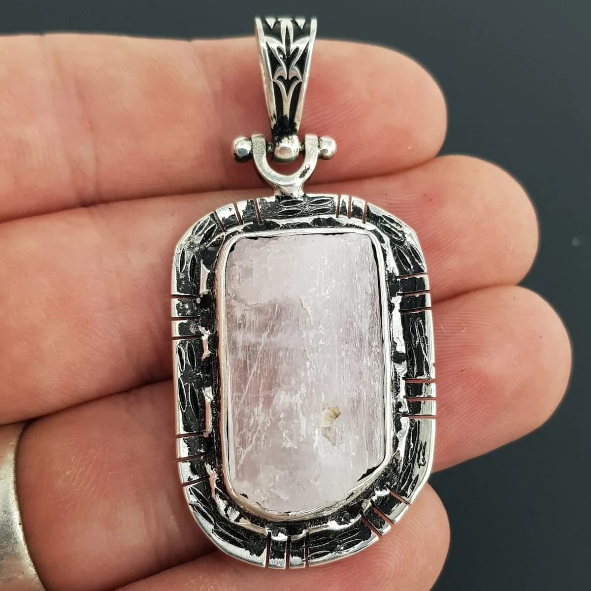 Kunzit Kolye Ucu (Gümüş) Orijinal Kristal Detay Görseli 2