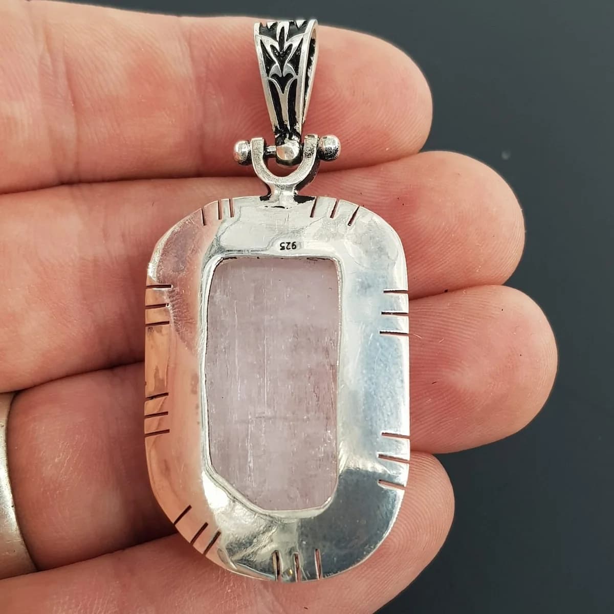 Kunzit Kolye Ucu (Gümüş) Orijinal Kristal Detay Görseli 3