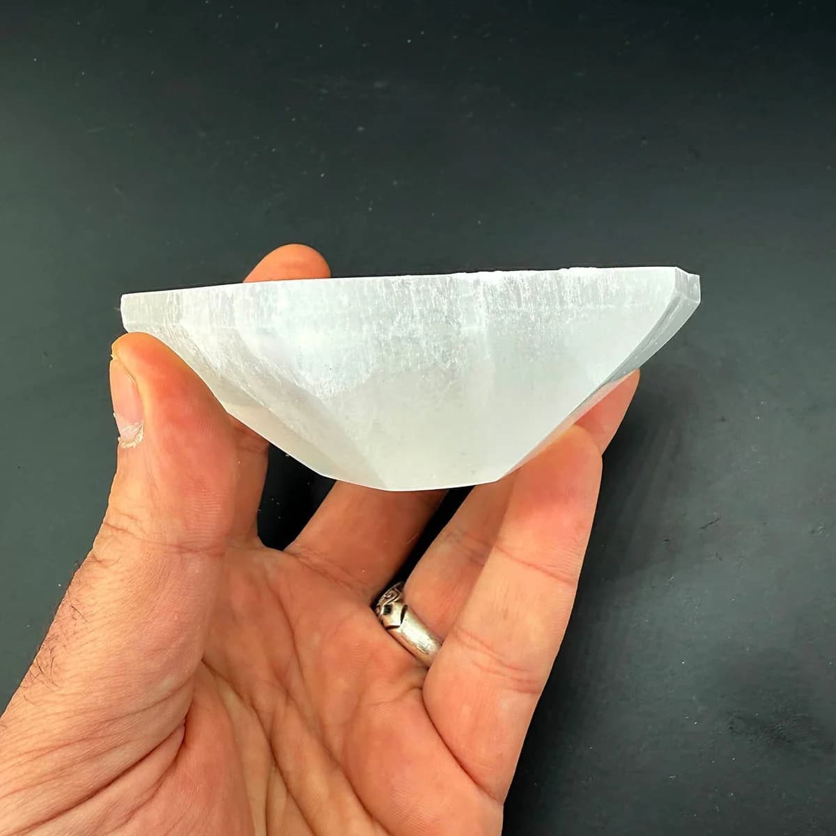 Selenit Hexagonal 10cm Kase Orijinal Kristal Detay Görseli 2
