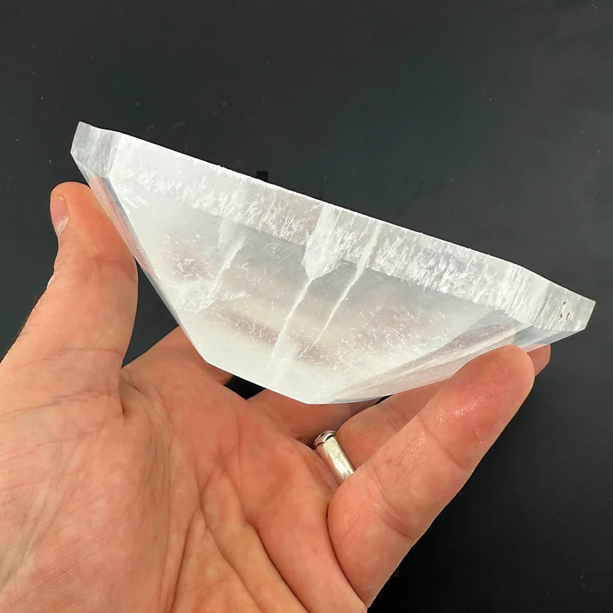 Selenit Hexagonal 15cm Kase Orijinal Kristal Detay Görseli 2