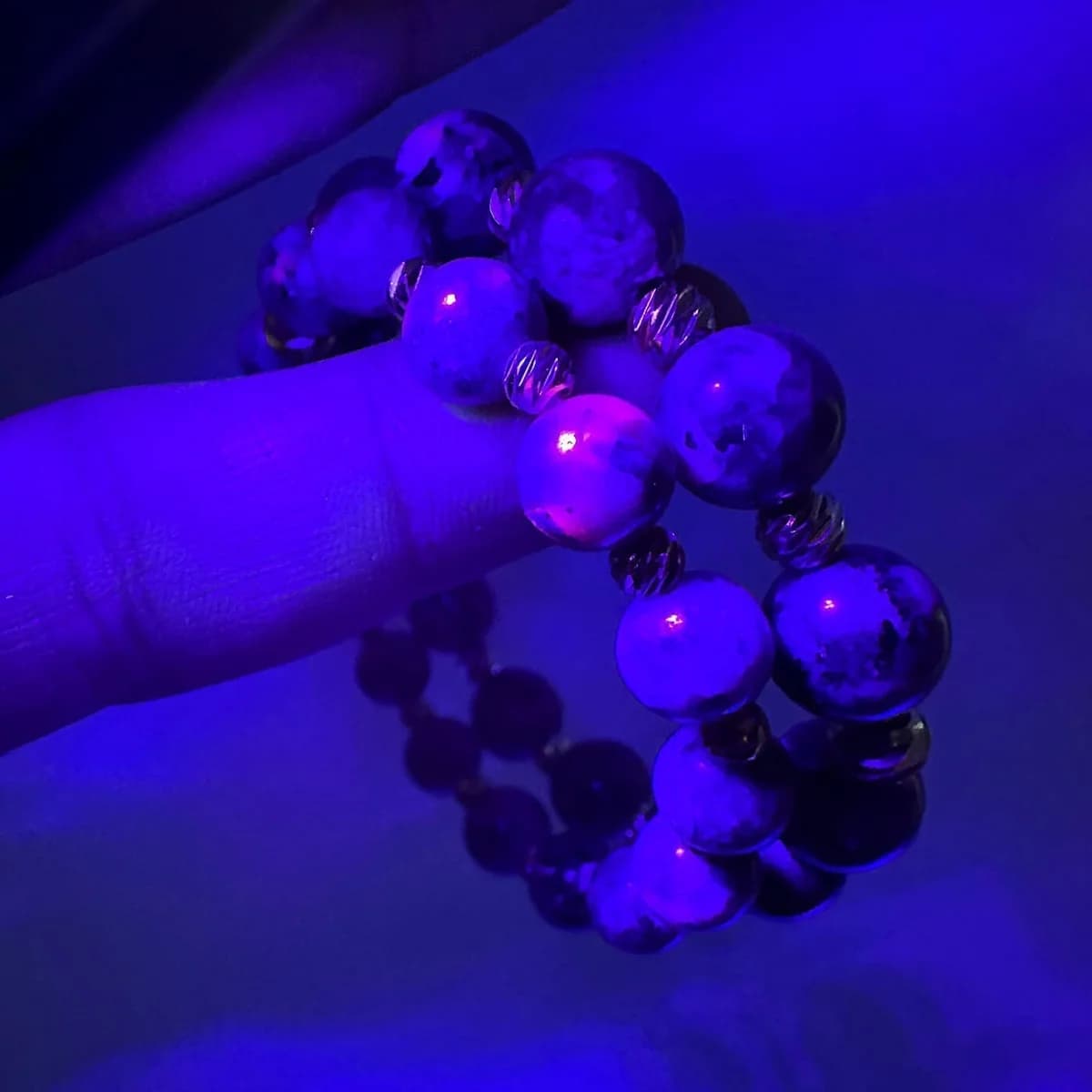Yooperlite Ateş Sodalit Bileklik 10mm Orijinal Kristal Detay Görseli 2