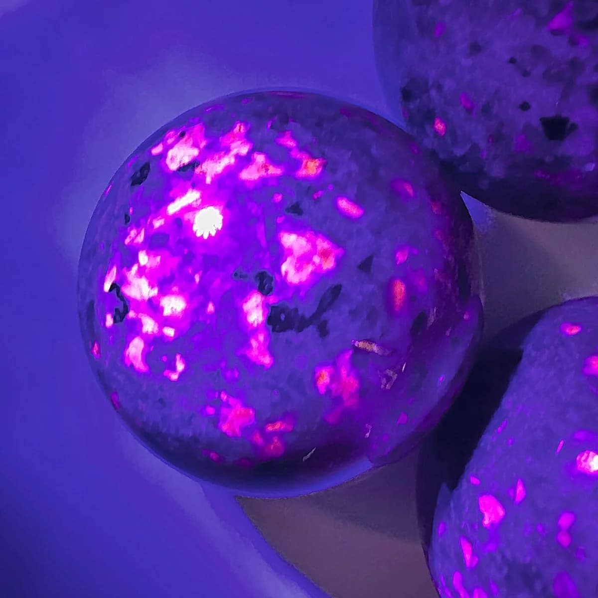 Yooperlite Ateş Sodalit Küre Orijinal Kristal Detay Görseli 4
