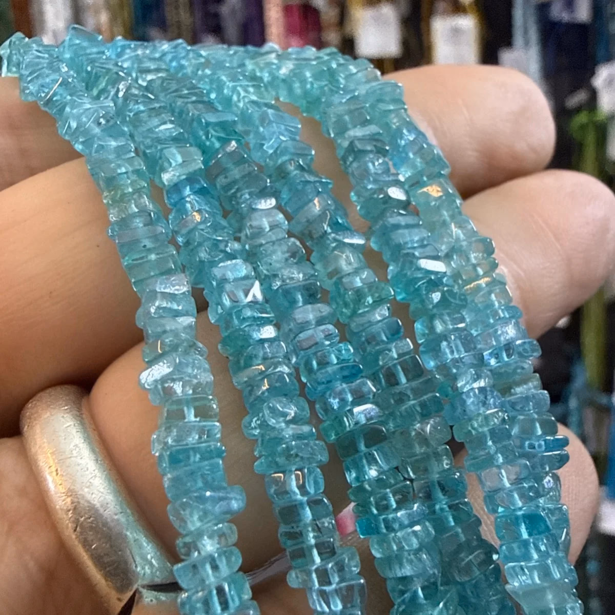 Blue Apatit 4x2 mm Dizi
