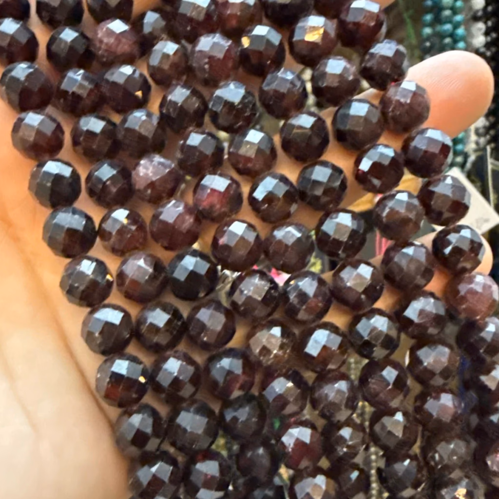 Garnet Almandin Dizi Faset 10 mm İncele ve Satın Al Garnet Almandin Dizi Faset 10 mm - Orijinal Doğal Taş ve Şifa Kristali Görsel 1
