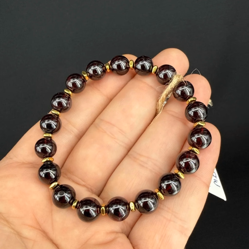 Garnet Bileklik 8 mm Gold İncele ve Satın Al Garnet Bileklik 8 mm Gold - Orijinal Doğal Taş ve Şifa Kristali Görsel 1