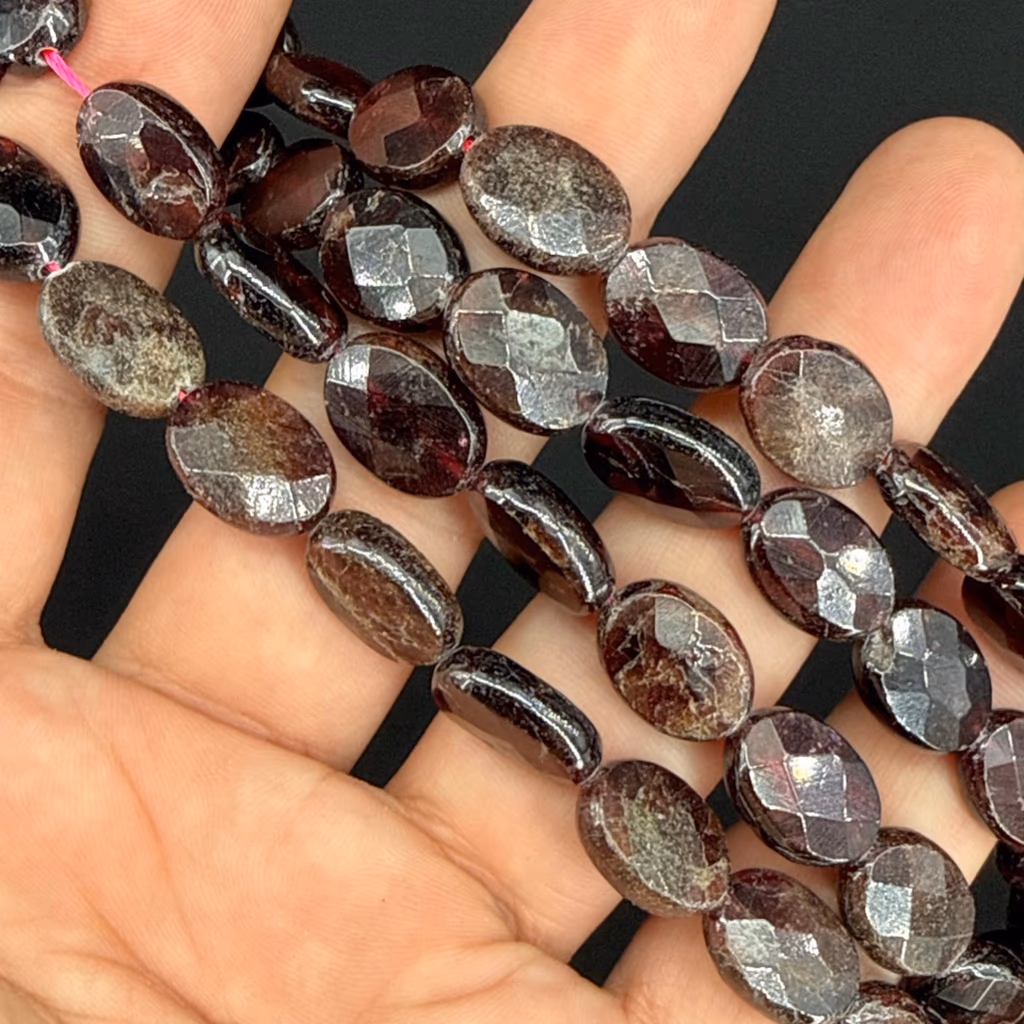Garnet Dizi Kabaşon Faset 13x10mm İncele ve Satın Al Garnet Dizi Kabaşon Faset 13x10mm - Orijinal Doğal Taş ve Şifa Kristali Görsel 1