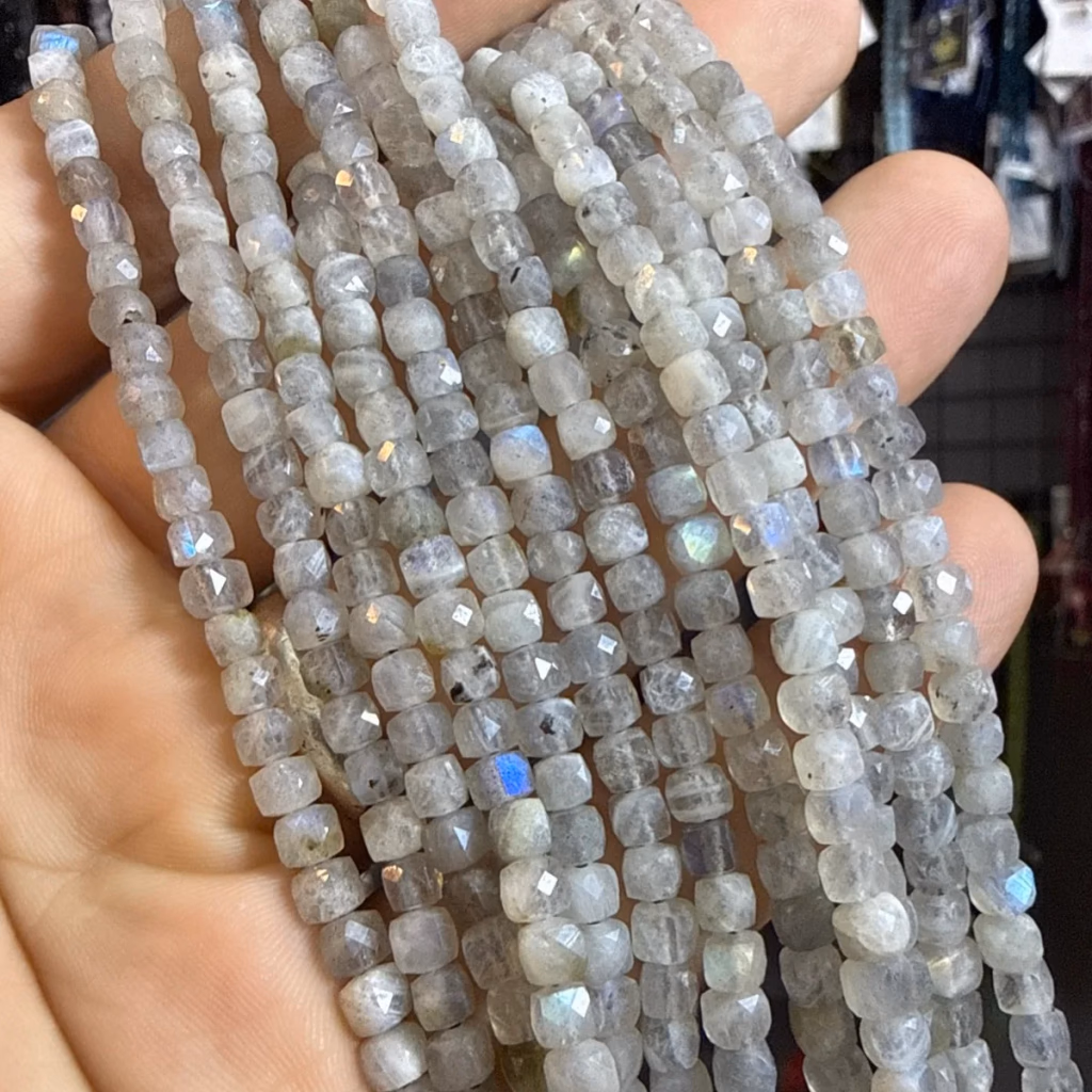 Labradorit Dizi Küp 4 mm İncele ve Satın Al Labradorit Dizi Küp 4 mm - Orijinal Doğal Taş ve Şifa Kristali Görsel 1