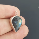 Labradorit Kolye Ucu (Gümüş) Orijinal Kristal Detay Görseli 2