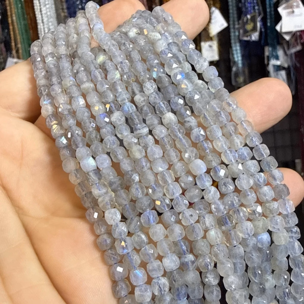 Labradorit Küp Dizi 4 mm İncele ve Satın Al Labradorit Küp Dizi 4 mm - Orijinal Doğal Taş ve Şifa Kristali Görsel 1