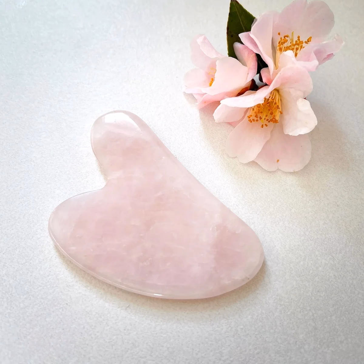 Pembe Kuvars Gua Sha - Cilt dokusunu canlandıran ve meridyenleri uyaran pembe kuvars gua sha