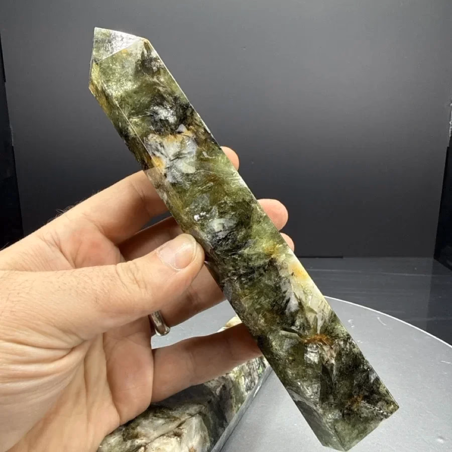 Yeşil Lepidolit Obelisk İncele ve Satın Al Yeşil Lepidolit Obelisk - Orijinal Doğal Taş ve Şifa Kristali Görsel 1